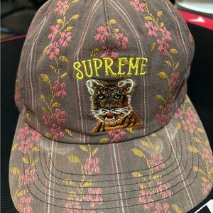 Supreme vintage! Hat with Floral and Animal Embroidery - Brown and Pink